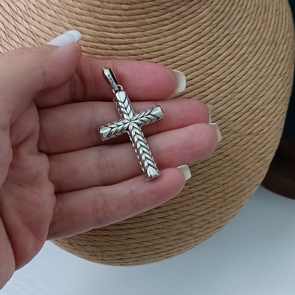 David Yurman Men's Sterling Silver Chevron Sculpred Cross with Black Diamonds - Picture 3 of 3